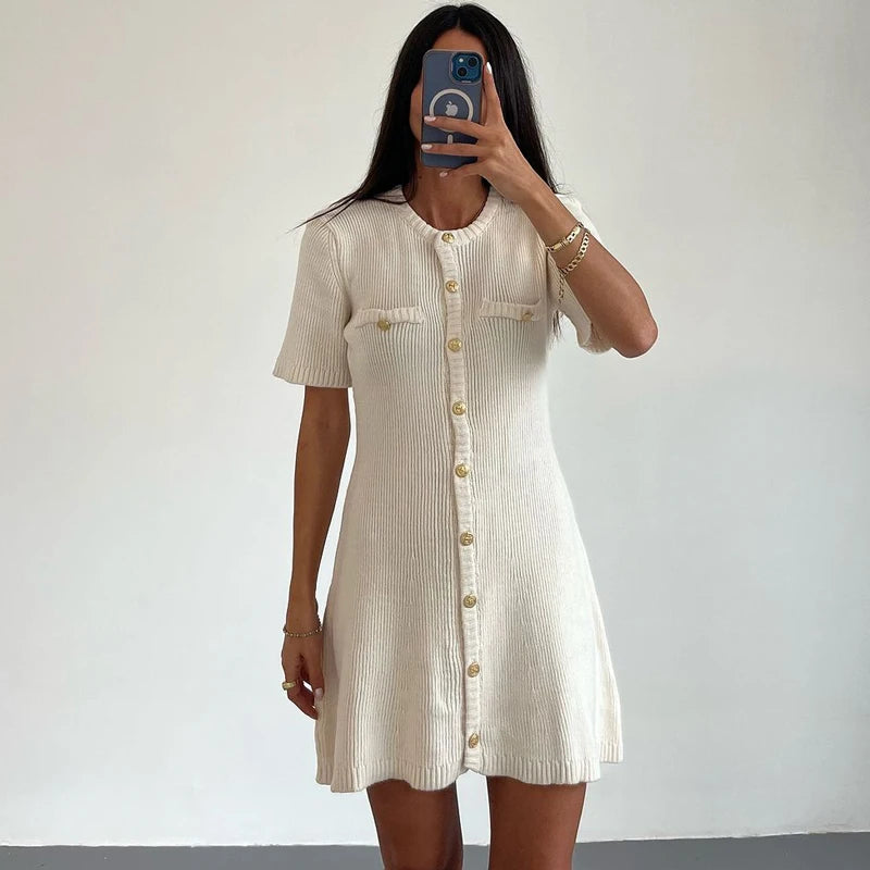 Vestido blanco, botón metálico