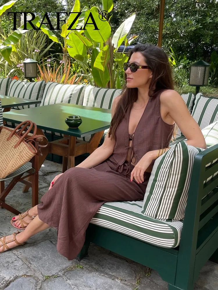 Conjunto de falda y chaleco sin mangas con cuello en V