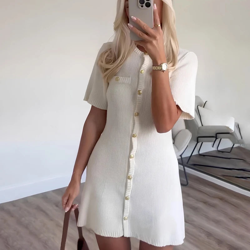 Vestido blanco, botón metálico