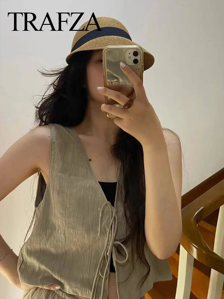 Conjunto de falda y chaleco sin mangas con cuello en V