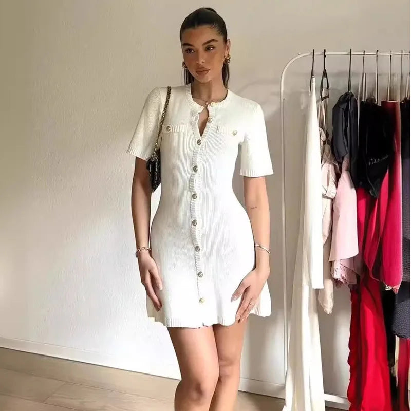 Vestido blanco, botón metálico